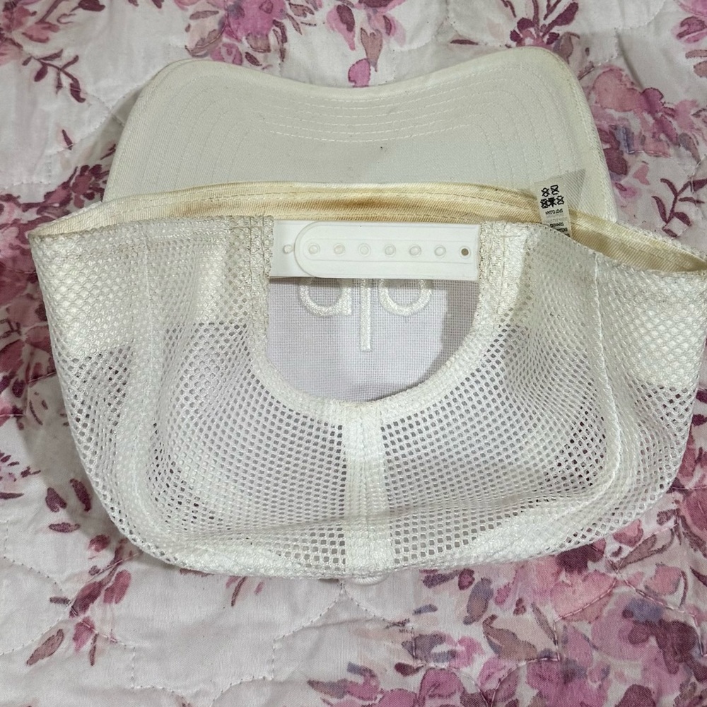 ALO Yoga White Cap - Picture 5 of 9